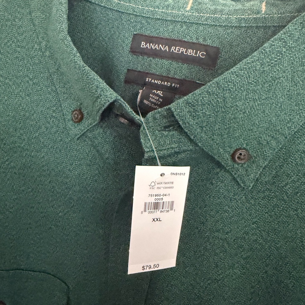 ☘️Banana Republic Men's Button-Down Shirt in Forest Green